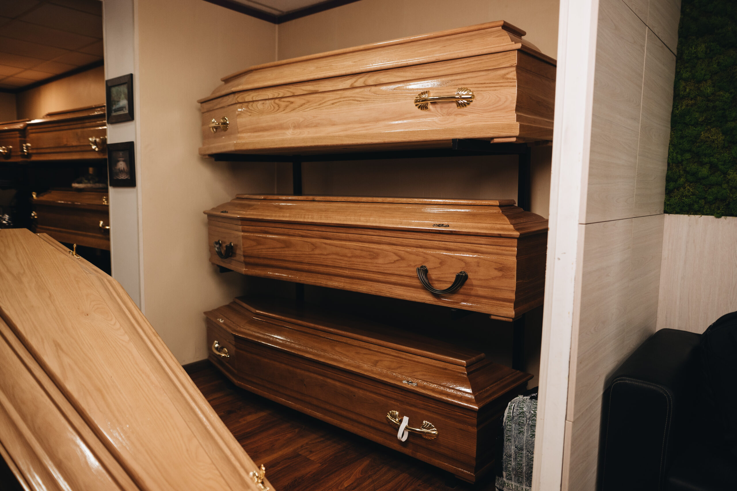 Drewniane trumny w sali ekspozycyjnej – zakład pogrzebowy Wejcherowo