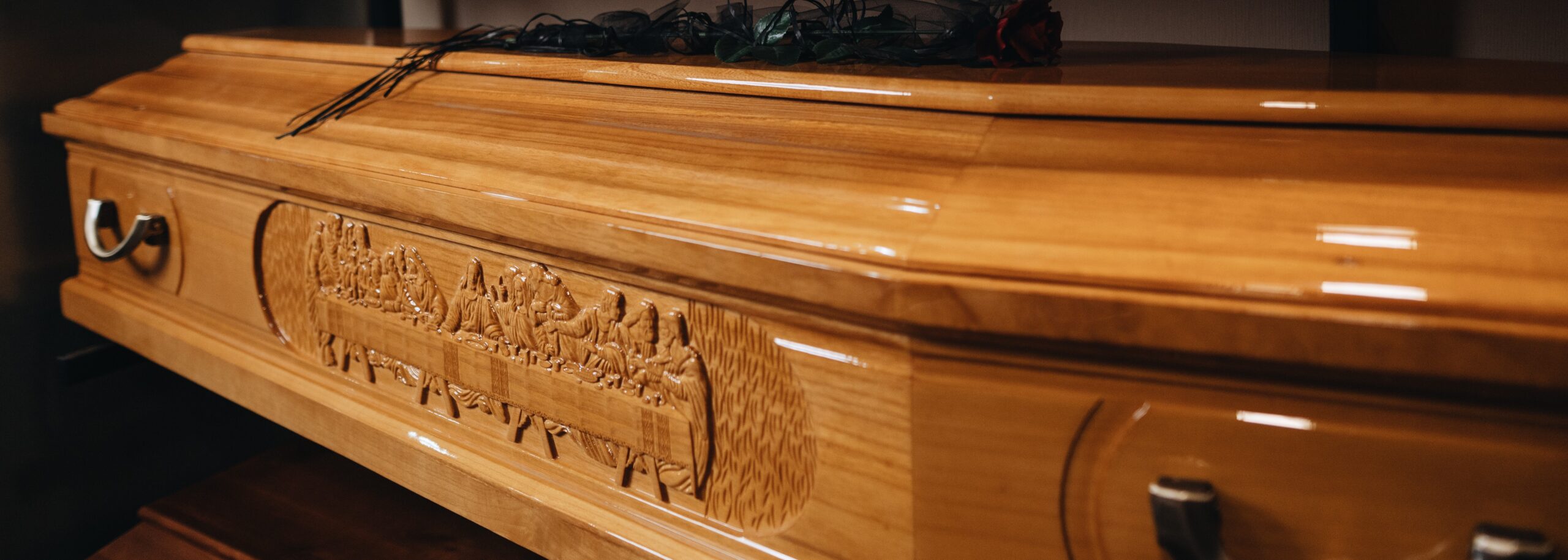 Trumna z rzeźbami w ofercie zakładu pogrzebowego Wejherowo