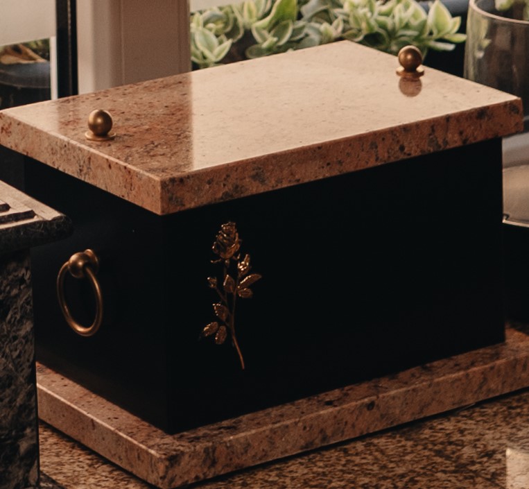 urna z kamienia rzeźbiona-calvaria24