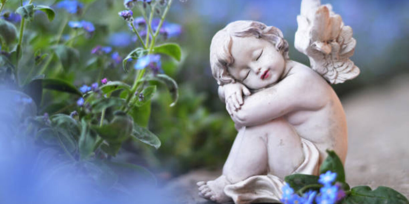 Little angel and spring flowers