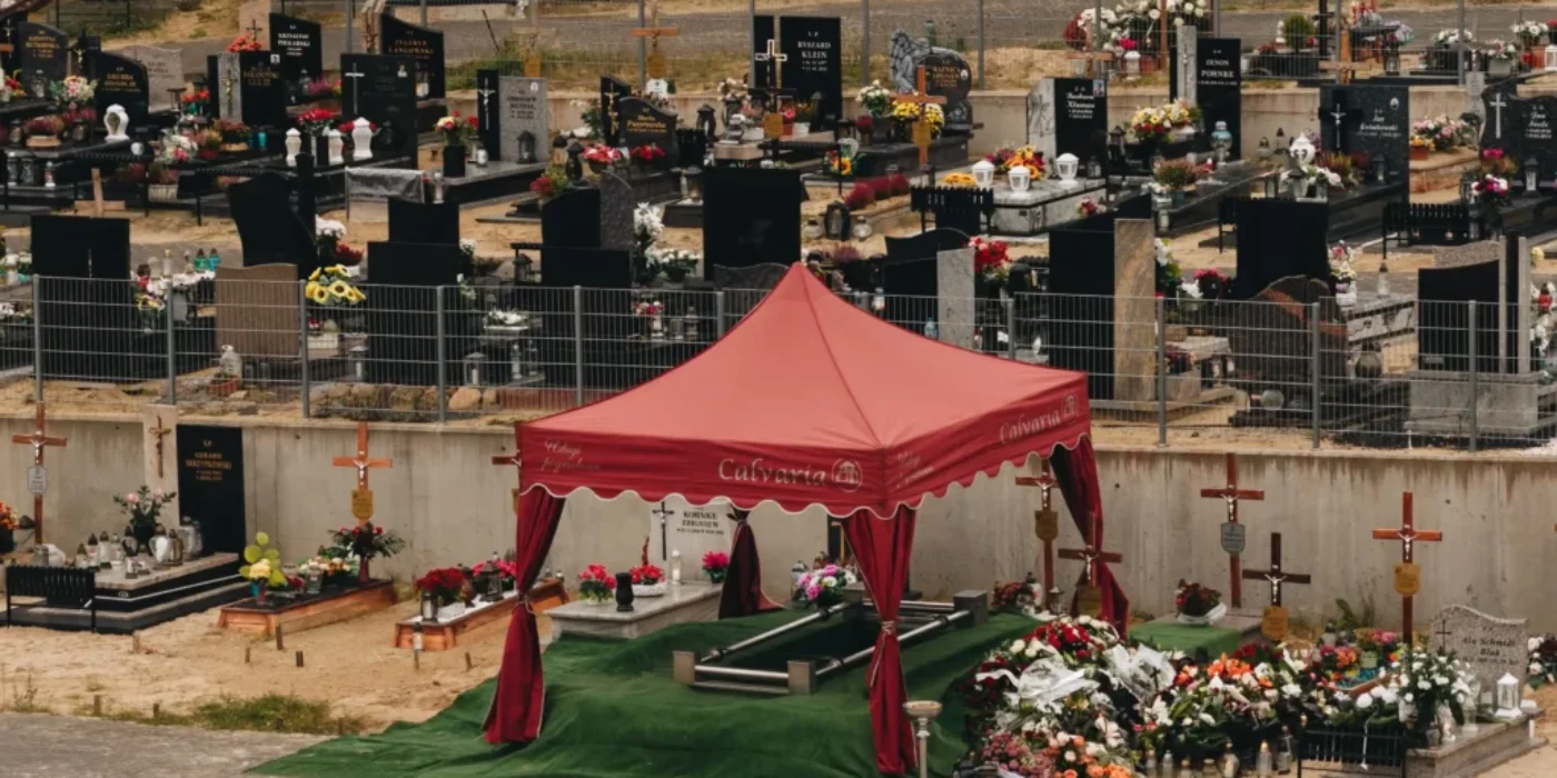 Trumna z wieńcami pogrzebowymi podczas ceremonii w kaplicy – Calvaria Wejherowo