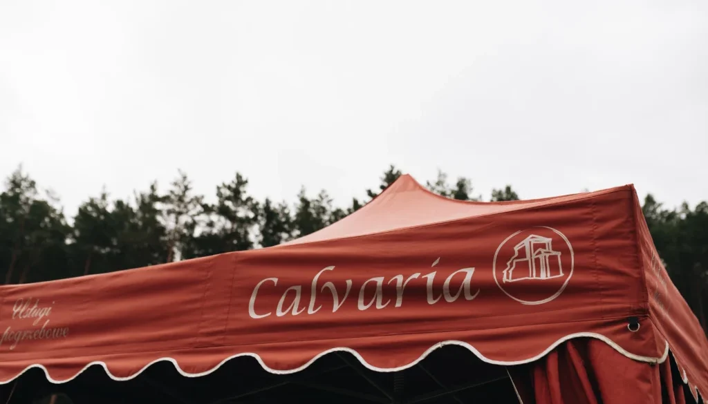 Procesja pogrzebowa z asystą Calvaria na cmentarzu parafialnym w Wejherowie