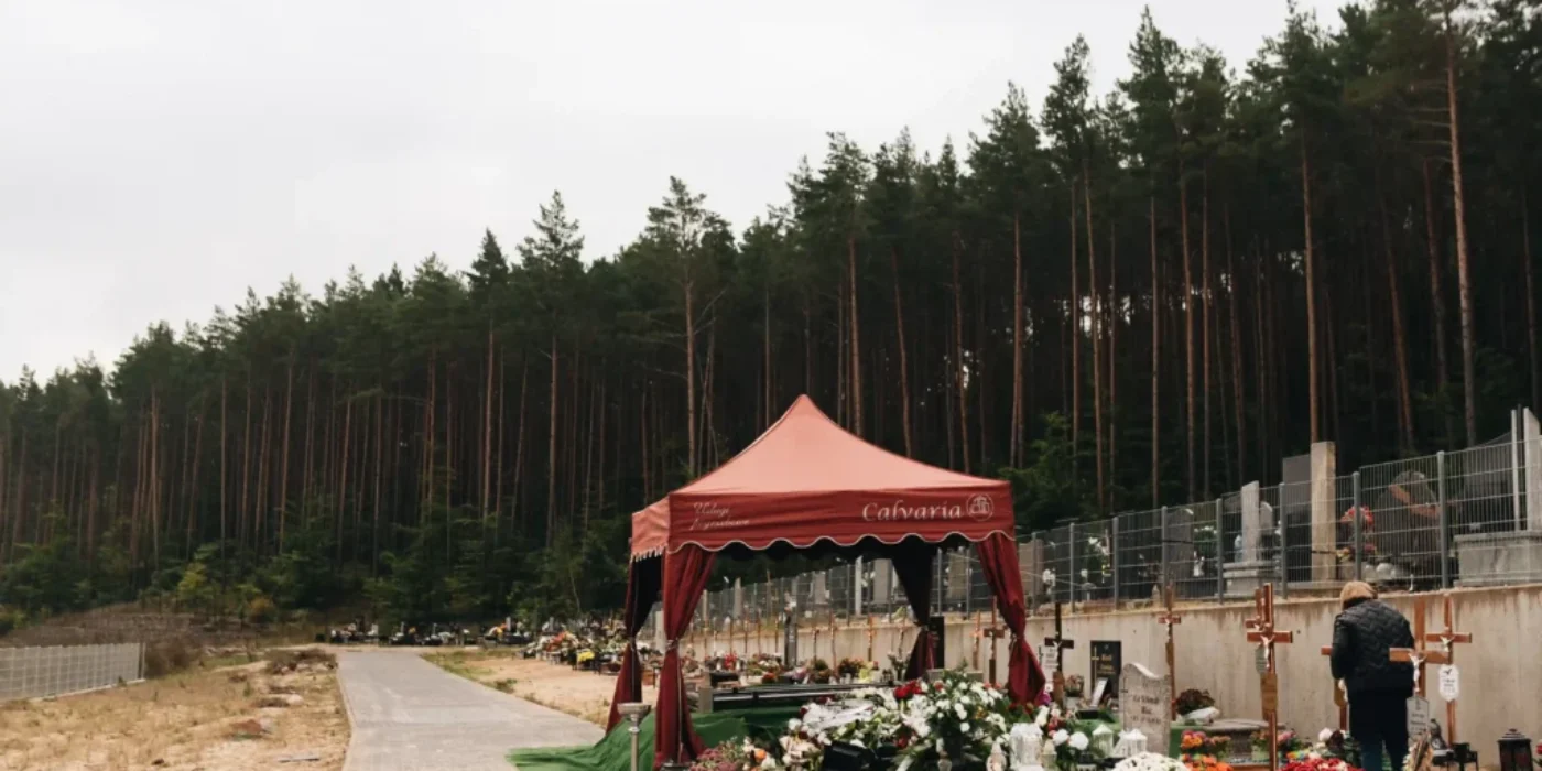 Procesja pogrzebowa z asystą Calvaria na cmentarzu – szacunek i godność na każdym kroku