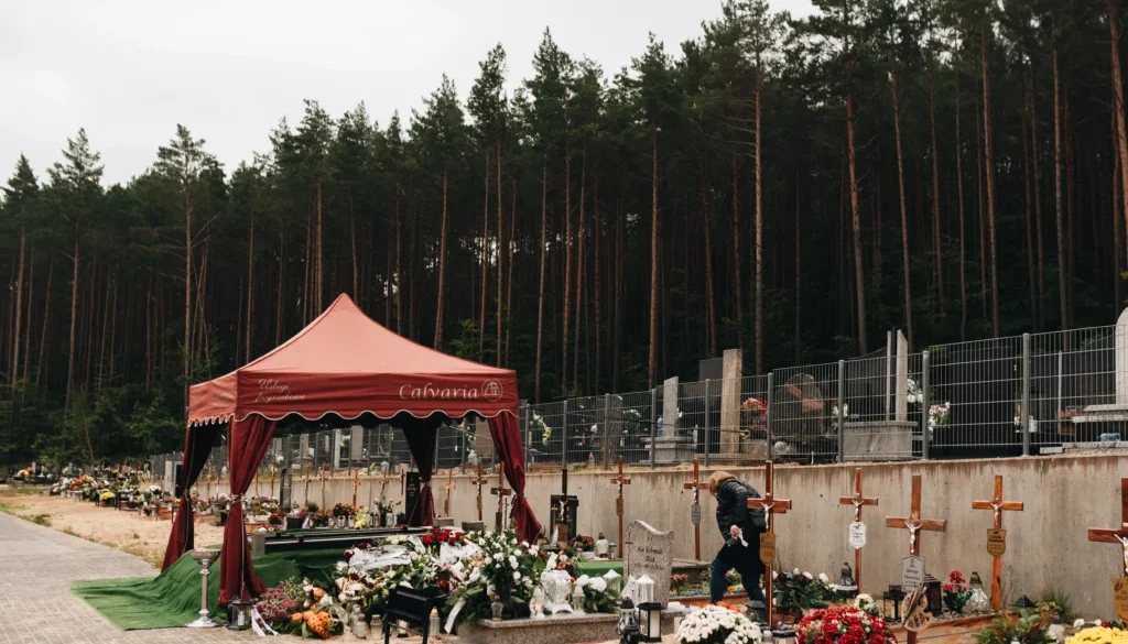 Trumna okryta kwiatami podczas ceremonii pożegnania – Calvaria Zakład Pogrzebowy Wejherowo