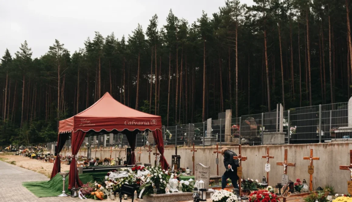 Trumna okryta kwiatami podczas ceremonii pożegnania – Calvaria Zakład Pogrzebowy Wejherowo