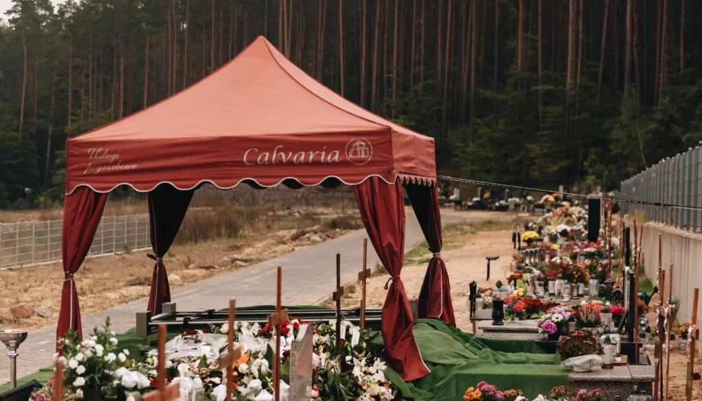 Asysta Calvaria w czarnych strojach przy trumnie – profesjonalna obsługa pogrzebu Wejherowo