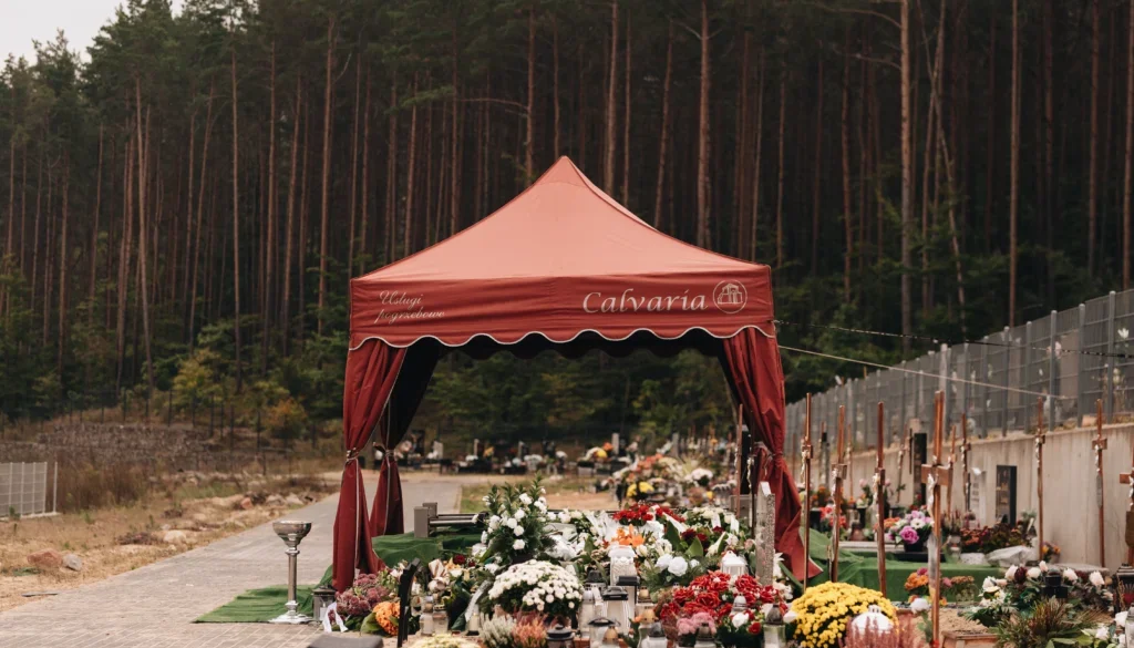 Asysta Calvaria przy złożeniu trumny – profesjonalny pochówek Wejherowo, Reda, Rumia