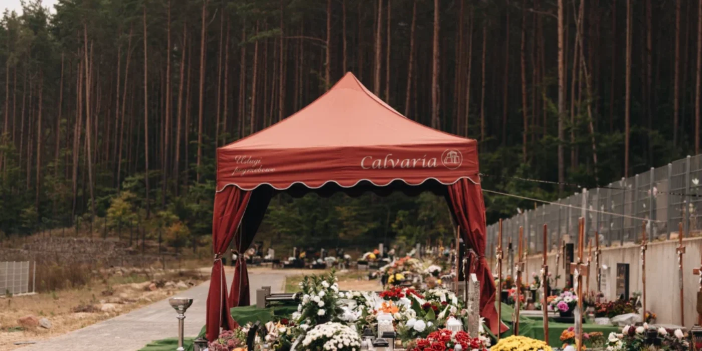 Asysta Calvaria przy złożeniu trumny – profesjonalny pochówek Wejherowo, Reda, Rumia