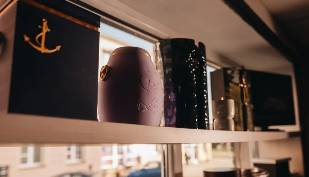 Kondukt pogrzebowy Calvaria na cmentarzu w Wejherowie – asysta w czarnych strojach