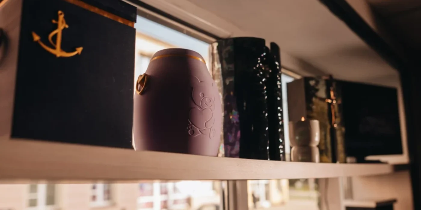 Kondukt pogrzebowy Calvaria na cmentarzu w Wejherowie – asysta w czarnych strojach