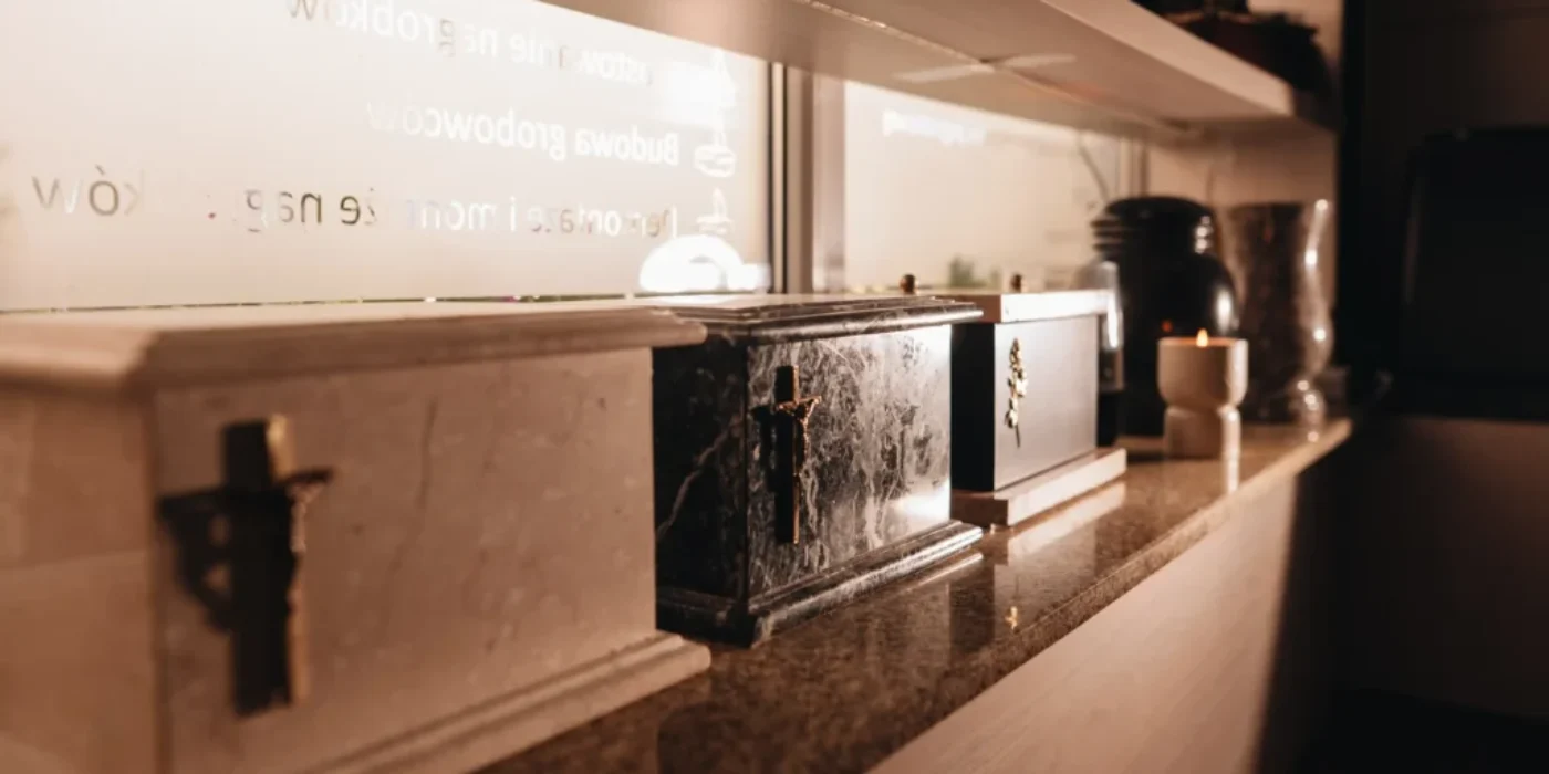 Oprawa florystyczna ceremonii pogrzebowej w Wejherowie – wiązanki i wieńce przygotowane przez Calvaria