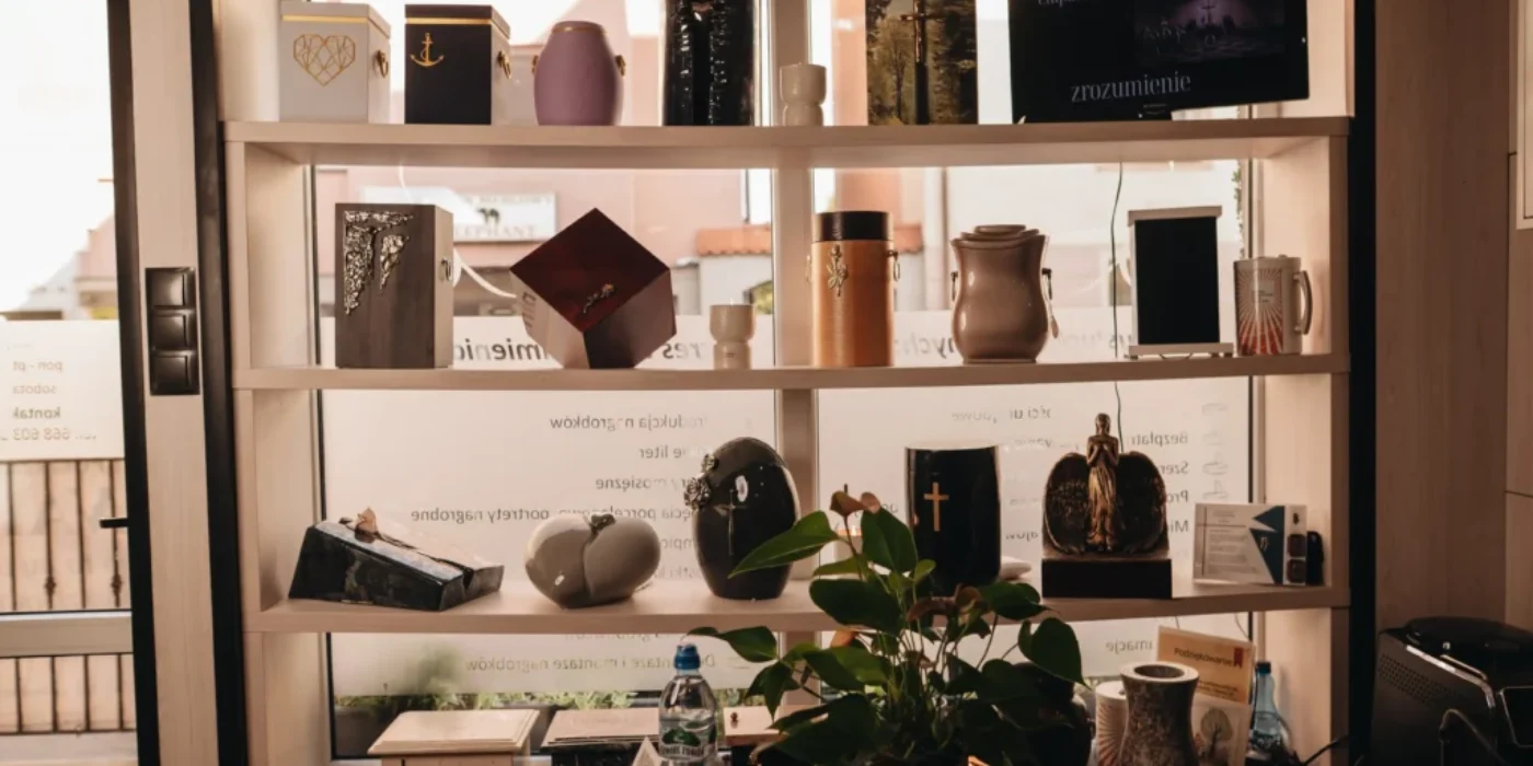 Trumna na katafalku podczas uroczystości pogrzebowej w Wejherowie – Calvaria dba o każdy detal ceremonii