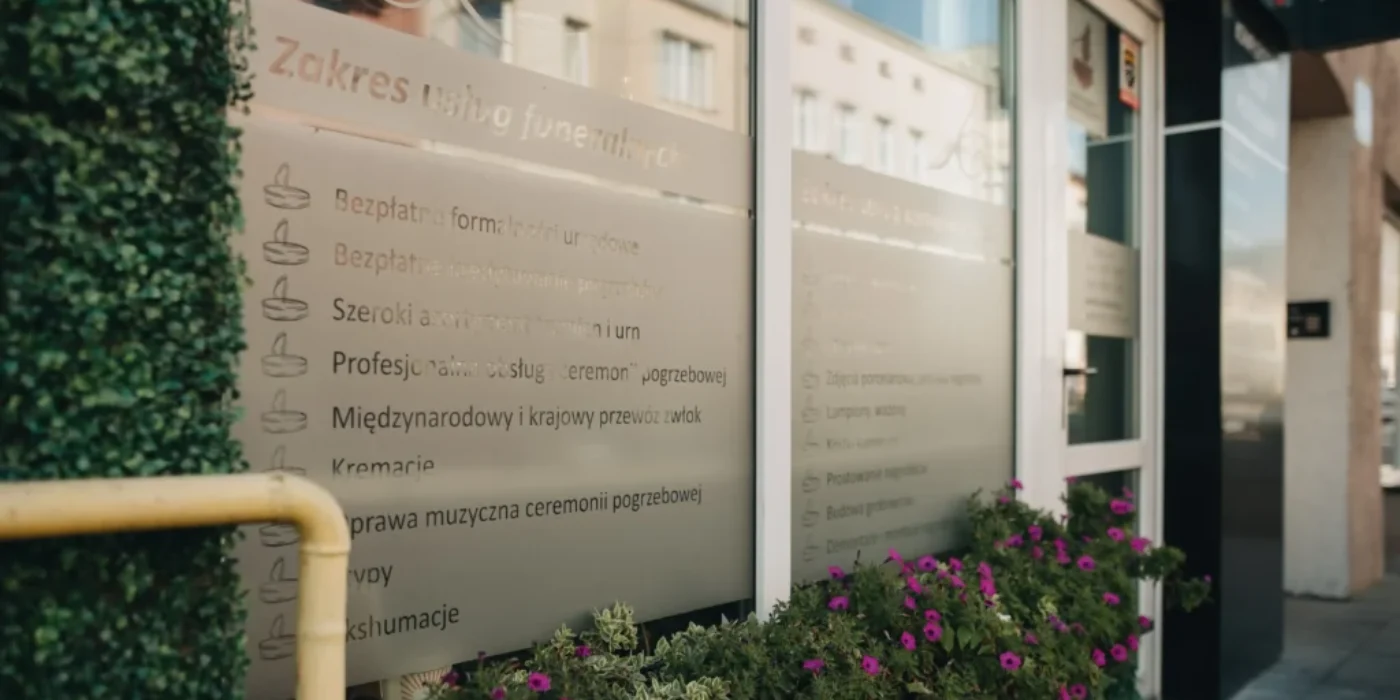 Właściciel i pracownik Zakładu Pogrzebowego Calvaria podczas konsultacji z rodziną w biurze w Wejherowie