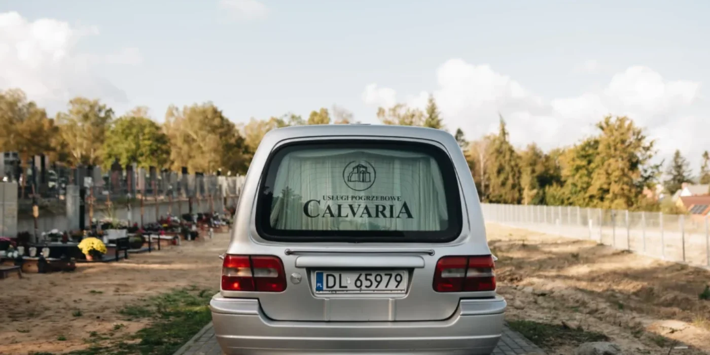 Wieniec pogrzebowy z szarfą przy nagrobku – florystyka Zakładu Pogrzebowego Calvaria Wejherowo