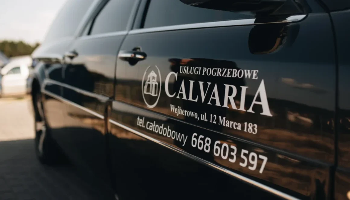 Trumna przy grobie otoczona wiązankami kwiatowymi – Calvaria Wejherowo