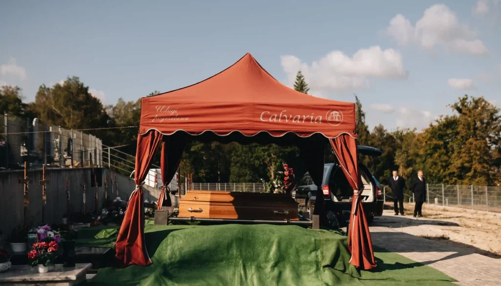 Wieńce na trumnie podczas ceremonii pożegnania – Calvaria Zakład Pogrzebowy Wejherowo