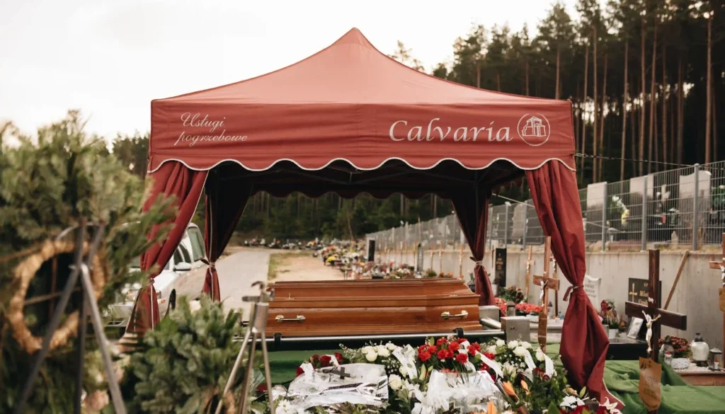Kondukt pogrzebowy z asystą Calvaria na cmentarzu komunalnym w Wejherowie – godność i szacunek