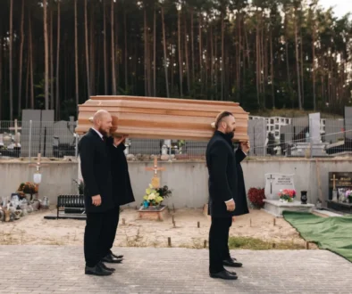 Asysta pogrzebowa Calvaria przy trumnie w kaplicy – godna oprawa ceremonii Wejherowo