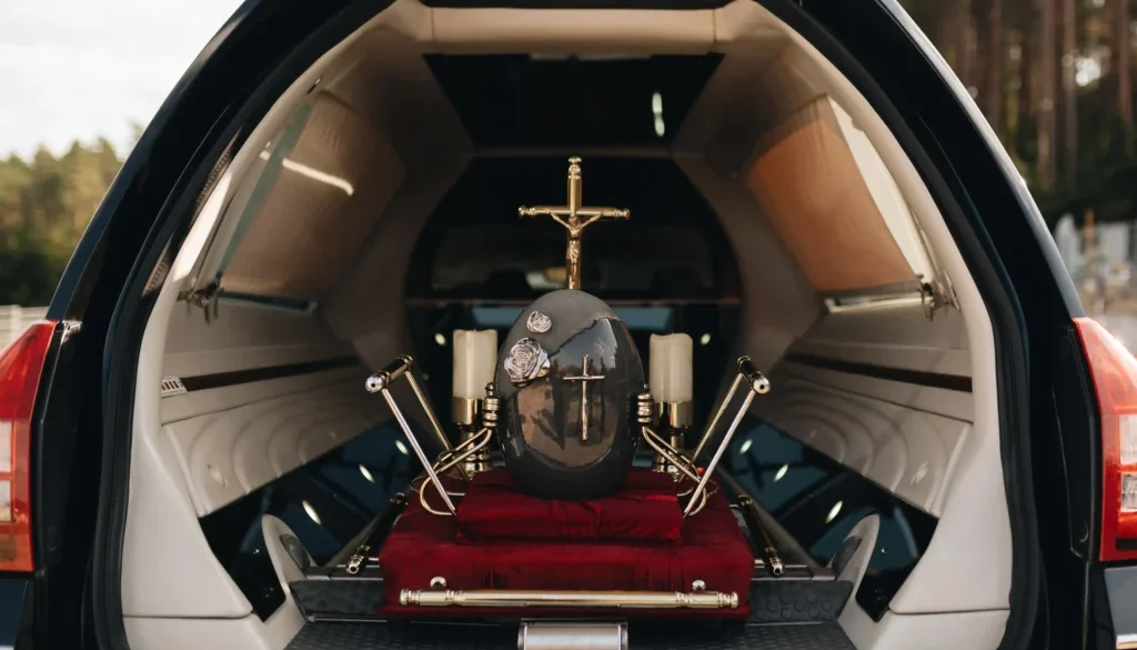 Złożenie trumny do grobu z kwiatami – Zakład Pogrzebowy Calvaria Wejherowo