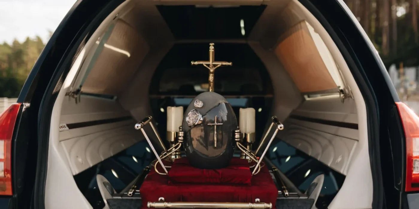 Złożenie trumny do grobu z kwiatami – Zakład Pogrzebowy Calvaria Wejherowo