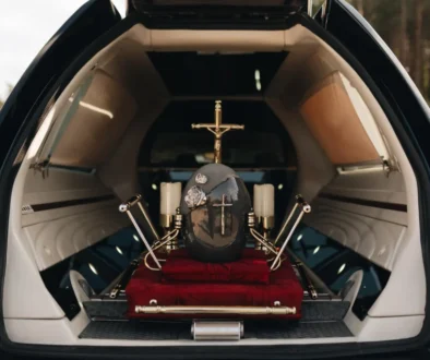 Złożenie trumny do grobu z kwiatami – Zakład Pogrzebowy Calvaria Wejherowo