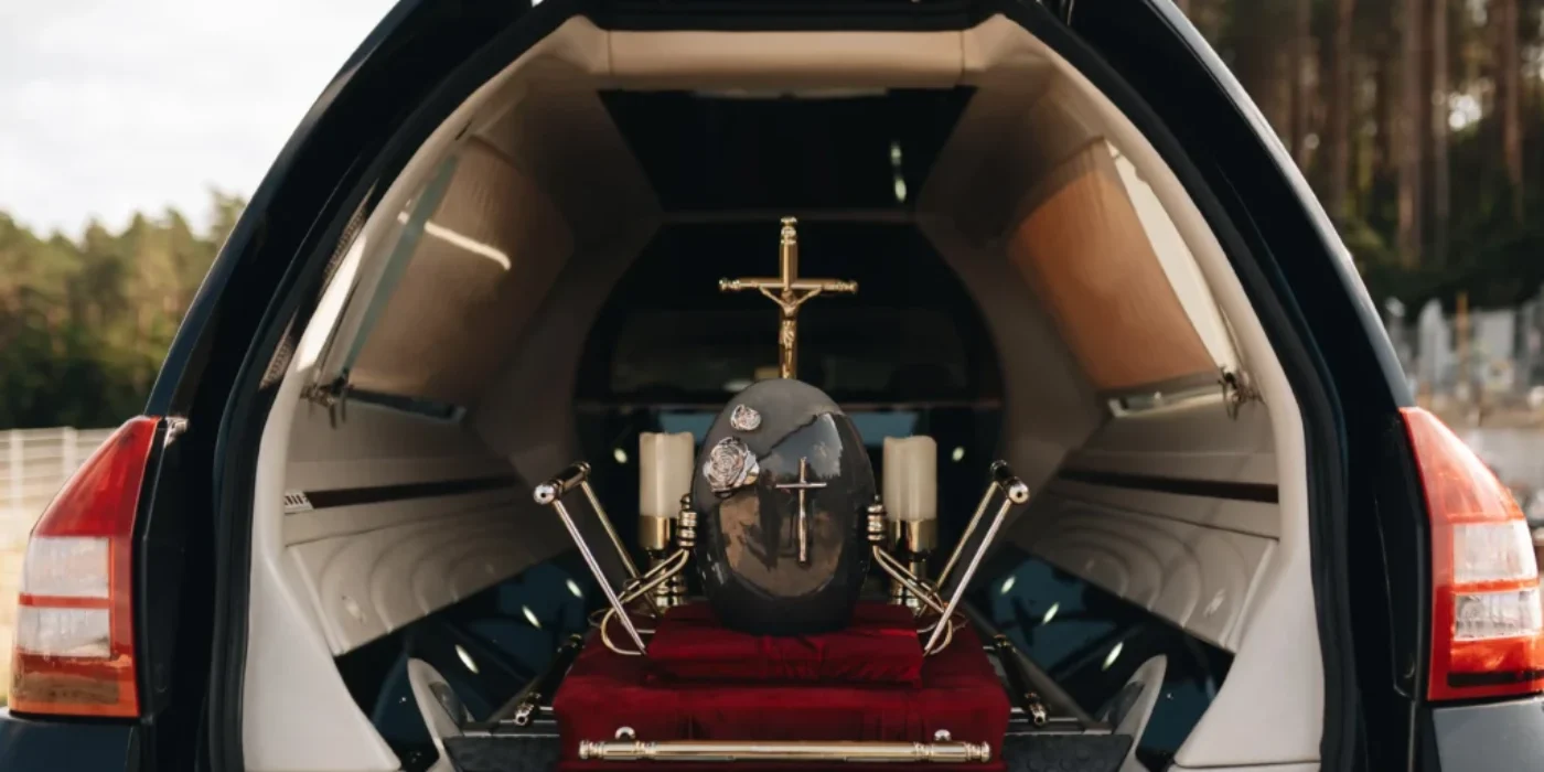 Pracownicy Calvaria w czarnych strojach podczas ceremonii pogrzebowej w Wejherowie